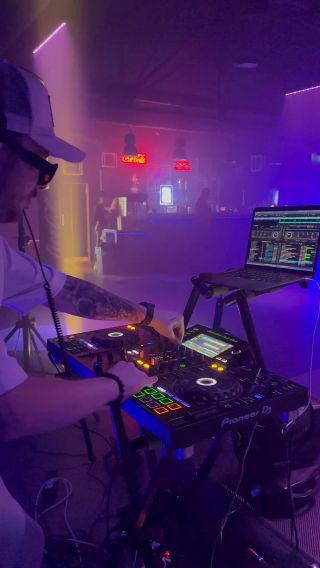 Test DJ i klubu przez Swing United