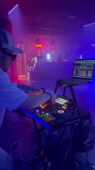 Test DJ i klubu przez Swing United