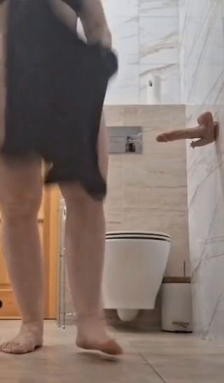 Suka wkłada dildo 22 cm po same jaja